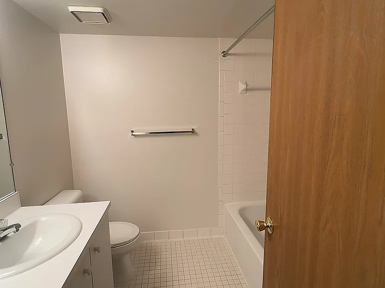 Lakeside Village Apartments — Photo 100