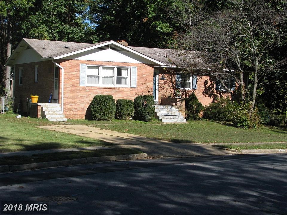 Walk to CUE Bus. Large fenced rear yard!