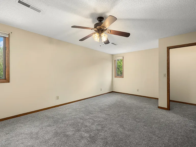 3753 N Pickwick Ave — Photo 29