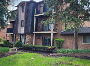 728 W 65th St APT 2, Westmont, IL 60559