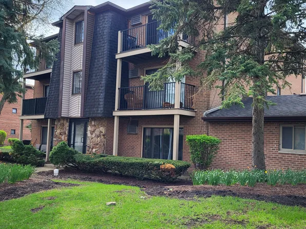 728 W 65th St APT 2, Westmont, IL 60559
