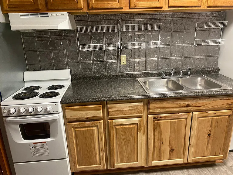 421 1st Ave E #10 — Photo 1