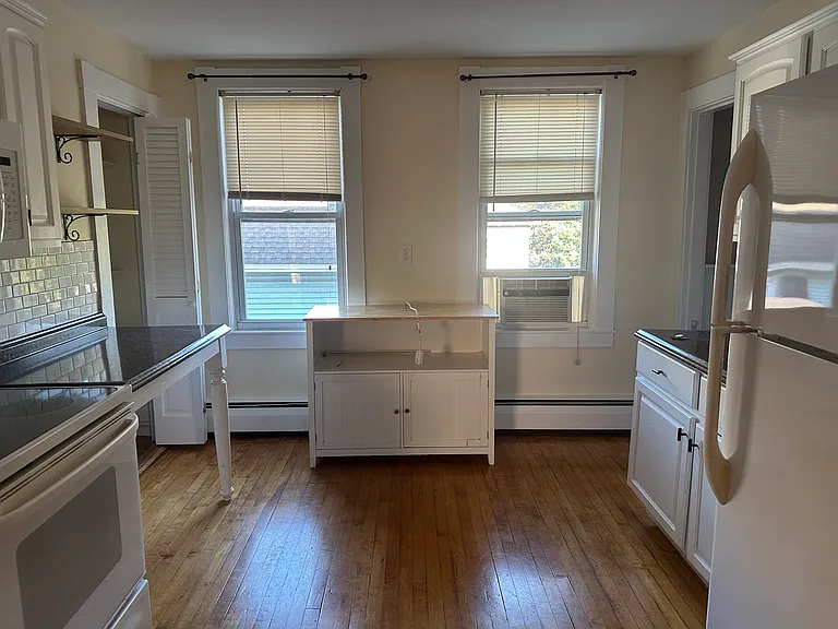134 1/2 Kinsley St #2 — Photo 8