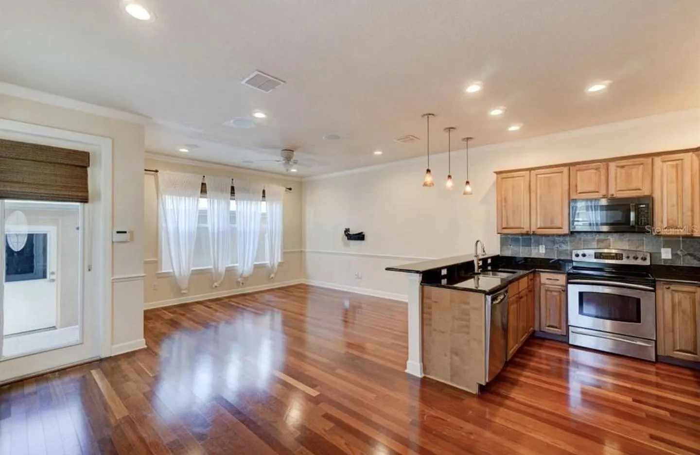 3 bed, 3.5 bath, 1596 sqft, $3,800 — Photo 4