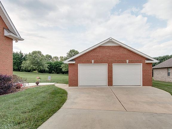 5th image of 92 Freeman Ct
