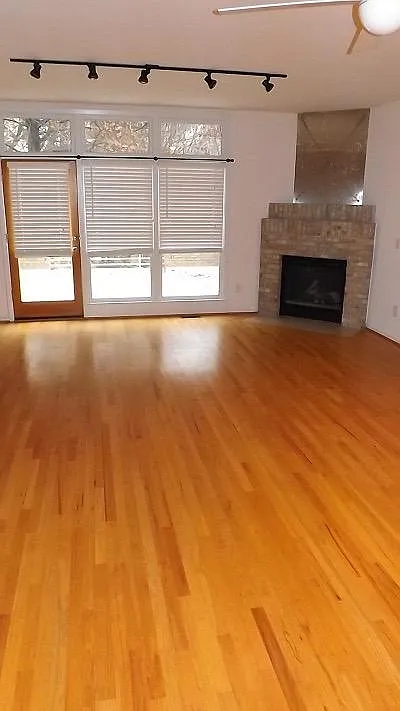 3 bed, 3.5 bath, 2900 sqft, $3,495 — Photo 2