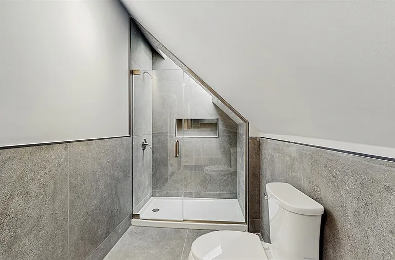 Bathroom 3 on third floor