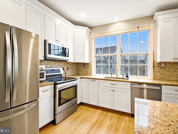3rd image of 231 Roosevelt Ave