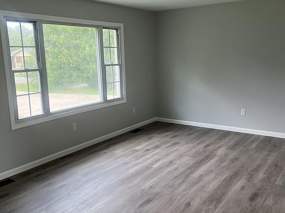 3rd image of 752 Shelly Dr