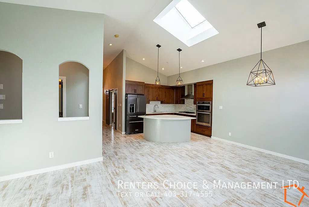 4 bedroom House With Double garage — Photo 2