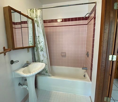 5th image of 625 NE 1st St APT 2