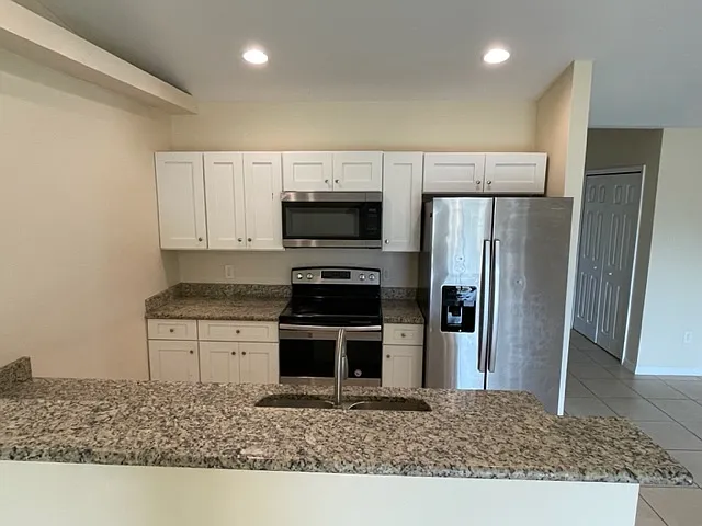 517 SE 5th Pl — Photo 3