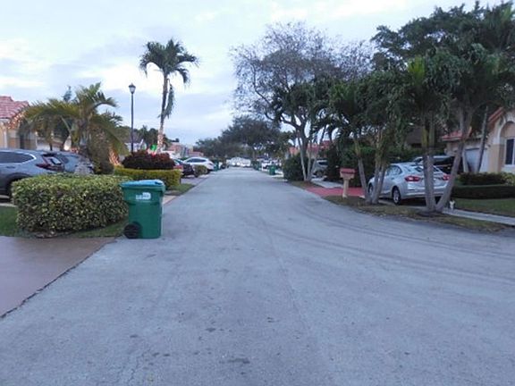 Exterior Neighborhood (street photo)