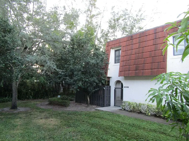 2212 White Pine Cir #B — Photo 2