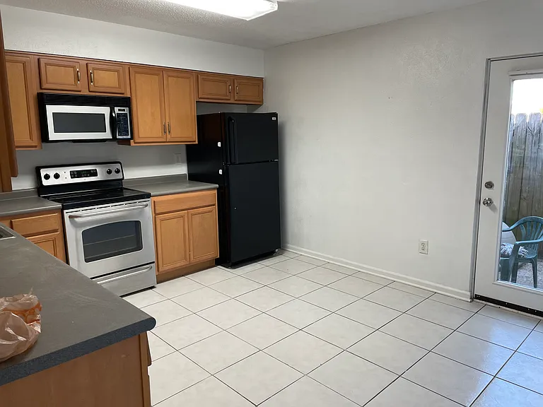 1635 Newport Pl #11 — Photo 6