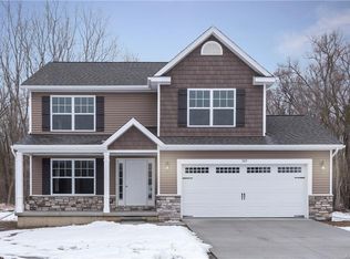 525 Cascade Ave, Fenton, MI 48430