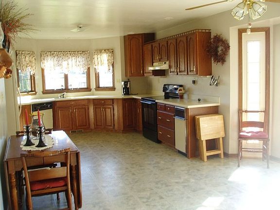4th image of 685 W Grand River Ave