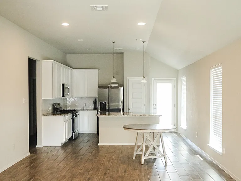 139 Lyndon Dr — Photo 9