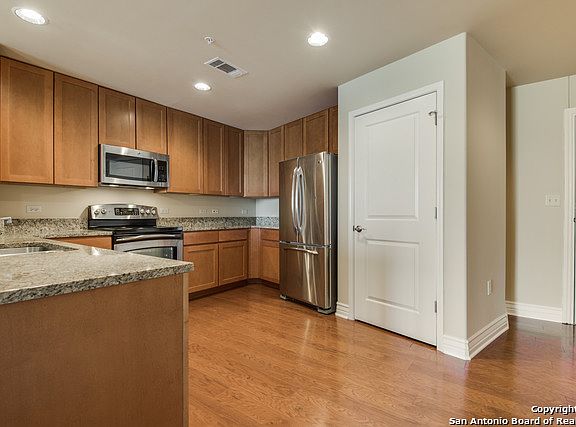 4th image of 250 North Dr