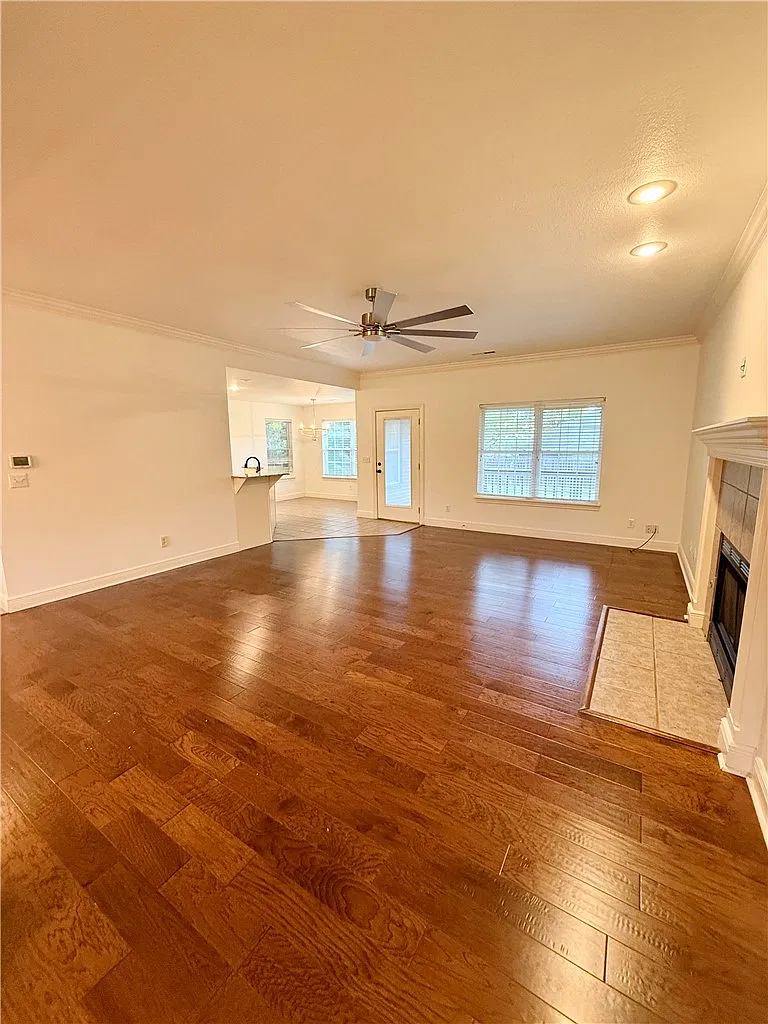 4 bed, 3.0 bath, 2475 sqft, $2,600 — Photo 3