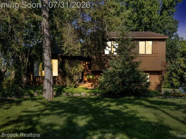 1580 Mercedes St, West Bloomfield, MI 48324