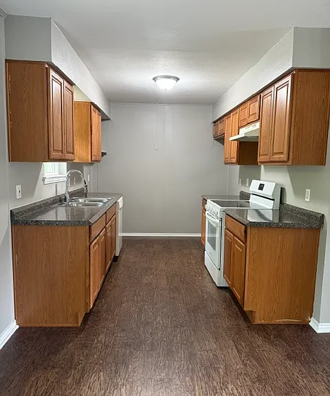 558 Power Dr — Photo 2