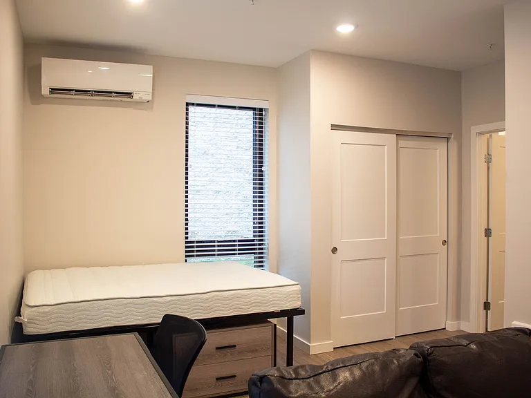 1009 W Stoughton St — Photo 11