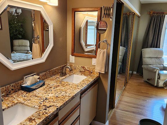Master bathroom (Pic 1 of 2)