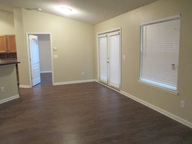 3 bed, 2.0 bath, 1577 sqft, $1,910 — Photo 4