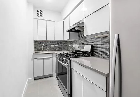 3rd image of 305 E 72nd St #8D