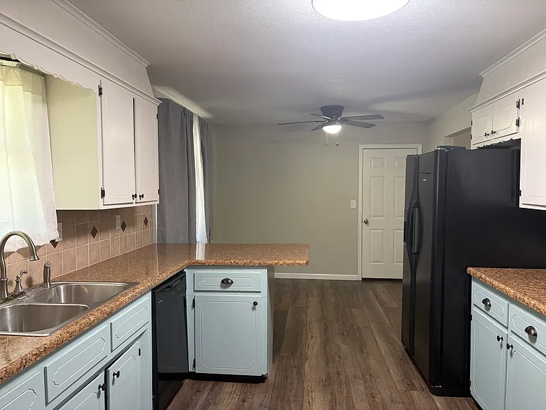 109 Anita Dr — Photo 3