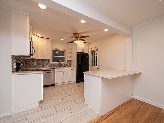 5th image of 411 Pleasantview Ct Floor 1