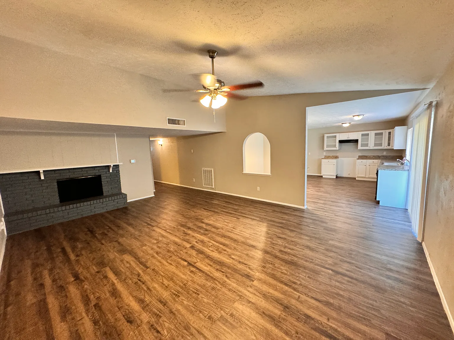 438 Santa Paula Dr. Grand Prairie, TX 75052 — Photo 4