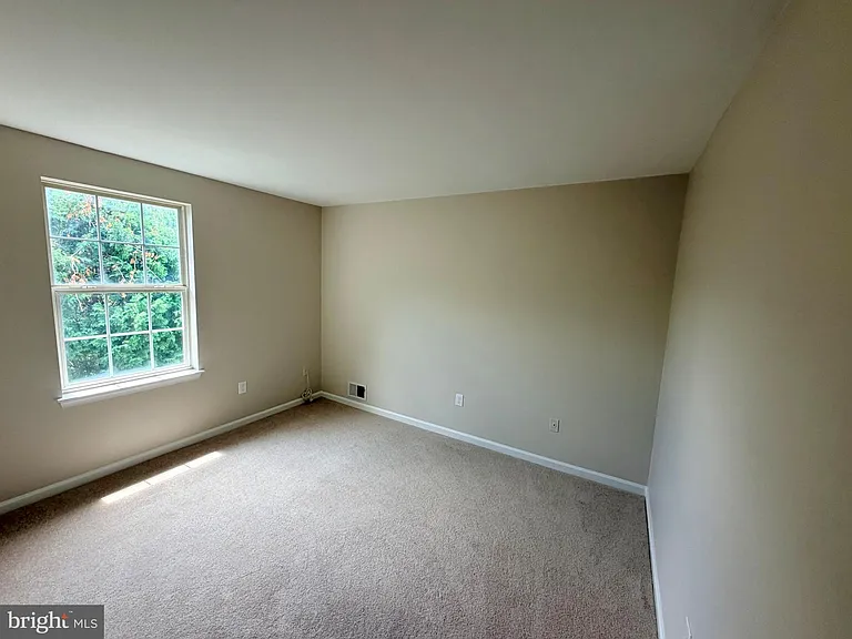 1422 Oxford Cir — Photo 12