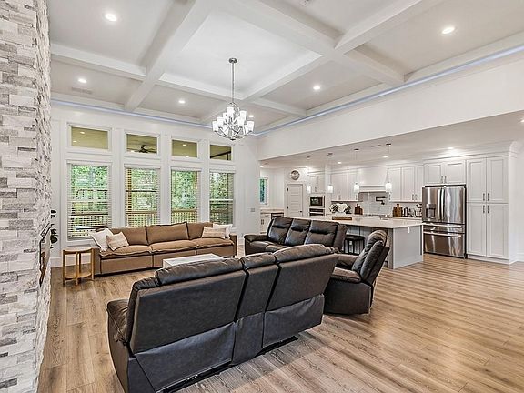 3rd image of 425 Crossvine Way