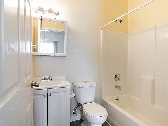 3rd image of 1017 S Burlington Ave #1B-1Ba-345Sqft