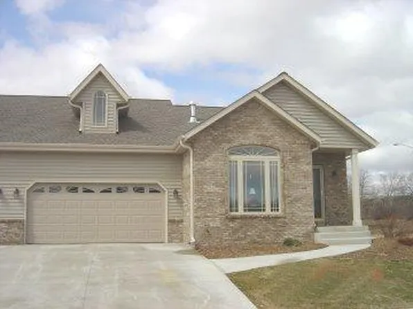 104 Meehan CIRCLE, West Bend, WI 53095