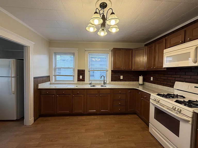 230 Cedar St — Photo 2