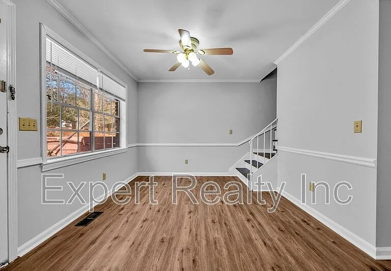 822 Linbard Ln — Photo 2