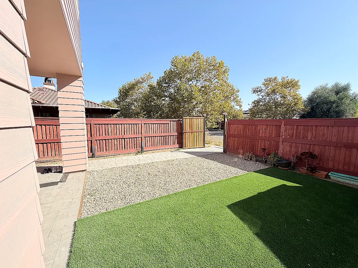 2 bed, 2.5 bath, 835 sqft, $3,400 — Photo 2