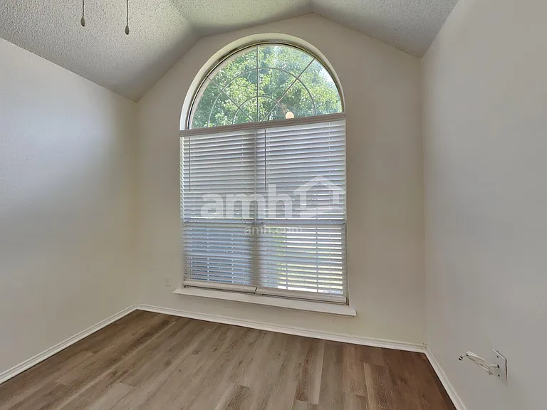 605 Arbor Ln — Photo 11