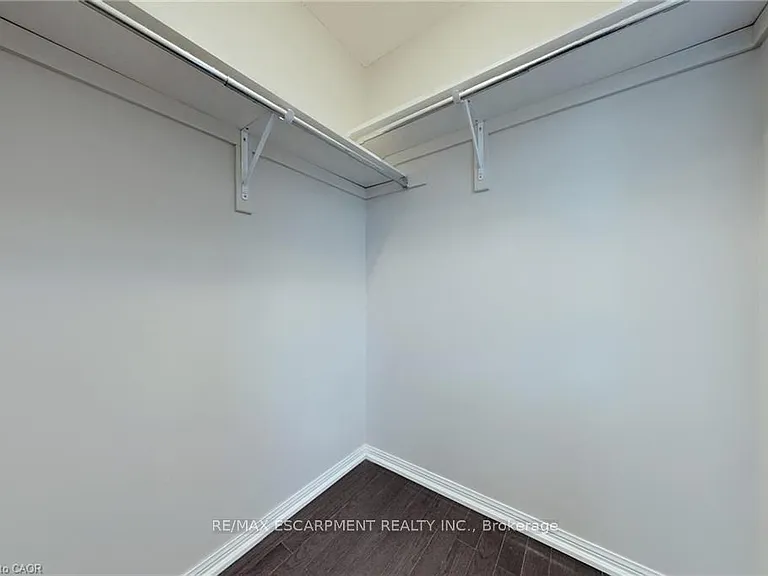 1005 Farmstead Dr #MAIN UPPER — Photo 11