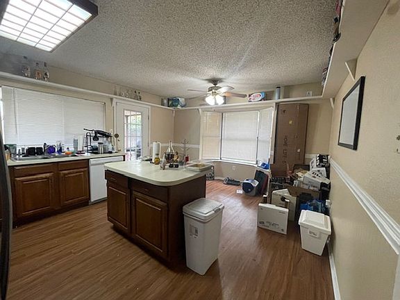 4th image of 2209 Hollybush Ln