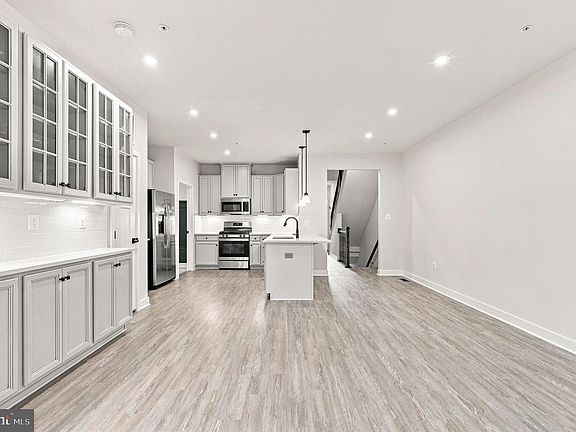 3rd image of 6141 Dock St