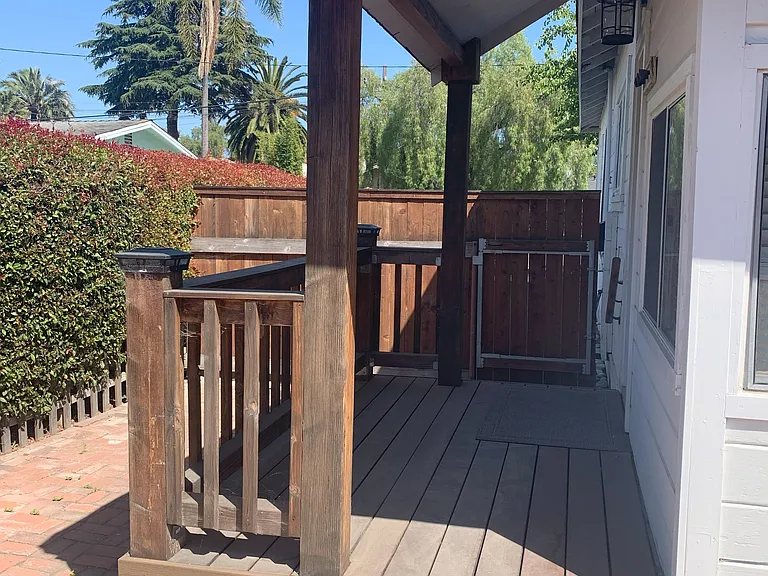 518 W Gutierrez St #B — Photo 10