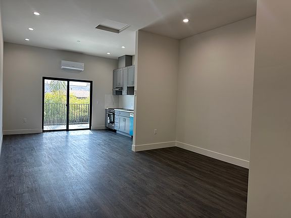 3rd image of 1702 S Hoover St #201