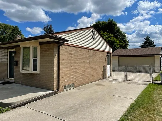 3 bed, 950 sqft, $1,950 — Photo 2