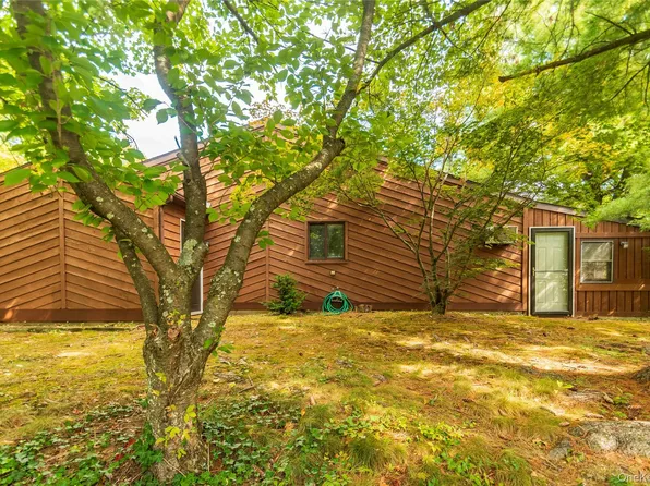 16 Hilltop Circle, Fishkill, NY 12524