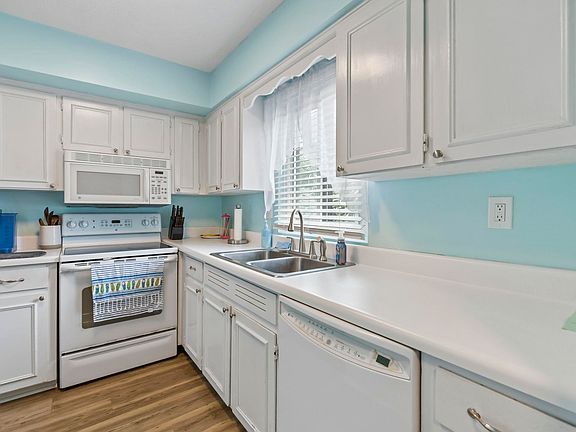 4th image of 932 Villa Dr. #932