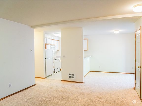 5th image of 15101 Admiralty Way #104